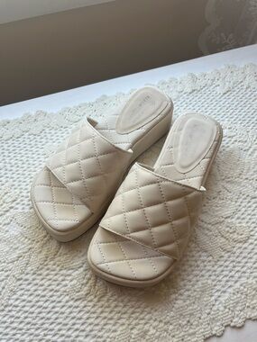 Quilted sandals